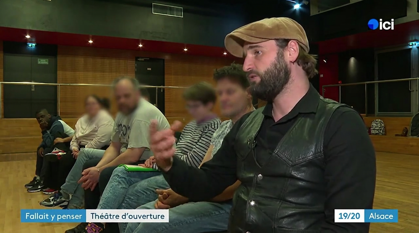 Jean-Michel BURCKLE avec des comédiens aux visages légèrement floutés, image du reportage France 3 Alsace